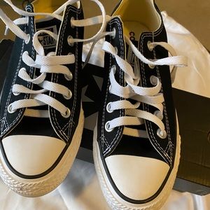 Black Converse size 5 Men , 7 women